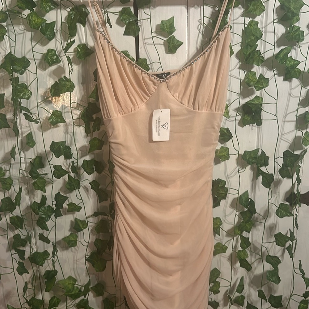 Crème Windsor dress. Large. Never worn. Spandex material